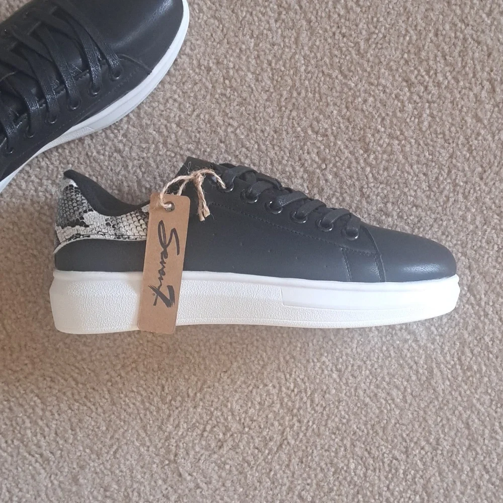 SIZE 10 SEVEN 7 MIKI SNEAKERS